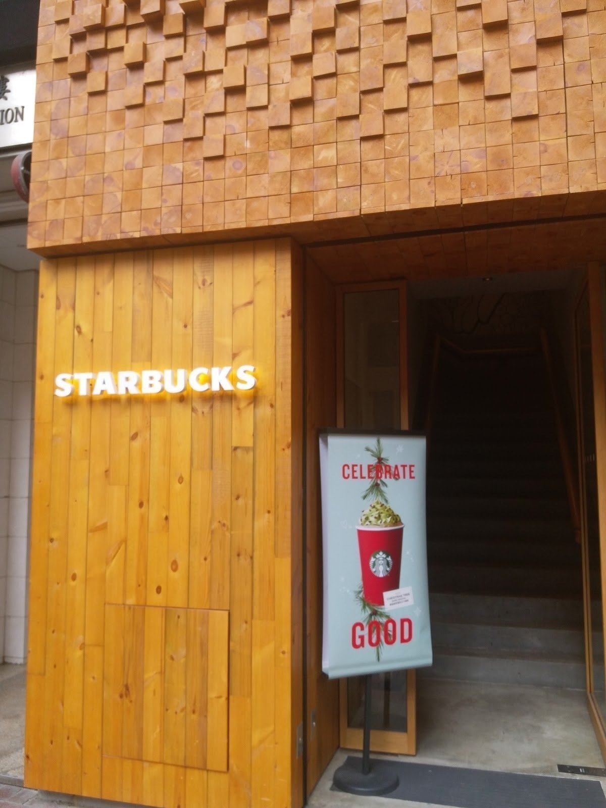 starbucks-wan-chai-hennessy-rd-a-work-friendly-place-in-hong-kong